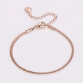 Dettaglio del bracciale a catena Chopin oro rosa con chiusura a moschettone e trama metallica - Oro rosa