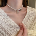Dettaglio collana di perle vintage con smiley dorato e ciondoli colorati eleganti - Collana di Perle Irregolari con Ciondolo Combinato Multi-elemento (Stile 5)