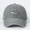 Détail de la broderie requin sur une casquette en coton gris délavé vintage - Gris