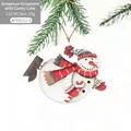 Addobbo natalizio pupazzo di neve in legno con bastoncino di zucchero su pino, 12x7.5cm - Pupazzo di Neve Stile C (Cappello Rosso Bastoncino di Zucchero)