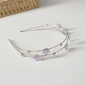 Dettaglio del cerchietto dorato a doppio strato con fiori lavanda, perle e strass lucidi - Viola Chiaro