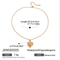 Dettaglio della collana a cuore in oro 18K con trama a raggi e gemma bianca - Collana Cuore Raggi di Sole (JDN0305055)