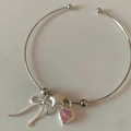 Brazalete abierto plateado con lazo, estrella y dijes de circón rosa para mujer - Brazalete Plateado-Colgante De Corazón De Circón Rosa/Lazo/Estrella