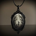 Collana gotica corvo su lapide con ciondolo in vetro e cordino nero cerato - 30*40 Corvo