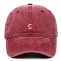 Dettaglio del ricamo con lettera C sul cappellino da baseball bordeaux vintage - Borgogna