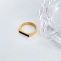 Detail van een vierkante gouden ring met zwart emaille en minimalistisch ontwerp - US 6 / D-Stijl