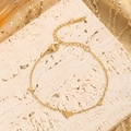 Elegante bracciale in oro con pendenti a cuore su pietra con catena a maglie sottile - Bracciale / Oro