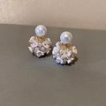 Dettaglio di orecchini a fiore con perle dai petali cangianti e centro dorato con strass - Stile a Grappolo di Fiori di Perle a Doppia Faccia