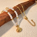Collana elegante con pendente a conchiglia dorata e perle bianche su supporto in legno - Stile Ciondolo a Conchiglia (XL-YS218-2)