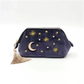 Dunkelblauer Samt Kosmetiktasche mit goldener Mond-Stern-Stickerei und Quasten-Anhänger - Stern-Mond-Drahtrahmen-Stil
