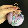 Porte-clés pompon violet avec lettre V en résine, paillettes cœur et pompon - Lettre V