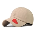 Beigefarbene Baumwoll-Baseballkappe mit rot besticktem Herz am Schirm, Seitenansicht - Herz Khaki