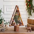 32cm Holz-Weihnachtsbaum-Tischdeko mit Kiefernzapfen, roten Beeren und warmen LED-Lichtern - Klein