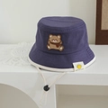 Dettaglio del cappello da sole per neonati con patch orso e sottogola regolabile - 48-50cm (1-2 anni) / Blu