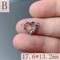 Dettaglio macro di un ciondolo a cuore oro 17,6x13,2mm con zircone viola e icona sacra - Stile B-Viola
