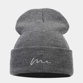 Detail der Rippenstruktur und weißen Stickerei auf der dunkelgrauen Strickmütze - M (56-58cm) / Dunkelgrau