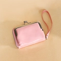 Portamonete in pelle PU rosa con chiusura in metallo e cinturino su sfondo beige - Rosa