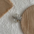 Detalle de pinza para el pelo de concha transparente con purpurina plateada y perlas - Concha Plata