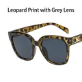 Gafas de sol cuadradas retro con montura de carey, lentes grises y logo de metal dorado - Leopardo / Lentes Grises