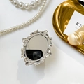 Dettaglio di uno specchio ovale in argento vintage con rilievo floreale decorato - Supporto per Specchio con Motivo Ovale - Argento