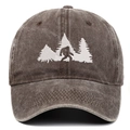 Ricamo dettagliato di Bigfoot nella foresta su cappellino da baseball in denim lavato - Taglia unica / caffè