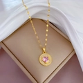 Nahaufnahme der herzförmigen rosa Zirkon Goldkette in einer Luxus Schmuckschatulle - Rosa Herz-Stil (J203粉)