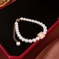 Detail van parelarmband met roze edelsteen in een rode fluwelen juwelendoosje - 7# Armband-Goud-Wit