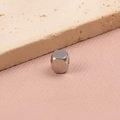 Vue détaillée des perles d'espacement carrées en acier inoxydable argenté poli - 2mm / Couleur Acier