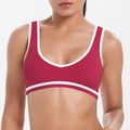 Détail d'un soutien-gorge de sport bordeaux avec liseré blanc et encolure en U - Carmin