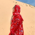 Sciarpa solare etnica da donna con stampa floreale rossa e motivi botanici nel deserto - Impressione del Deserto