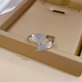 Détail de la bague tête de renard argentée avec gravure Love sur acier inoxydable - Style Argenté (R101)
