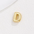 Makroaufnahme von hochglanzpoliertem Goldanhänger Buchstabe D auf weißem Stein - D-Stil (5772646001921) / Nur Anhänger / Gold