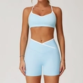 Hemelsblauwe yoga-set met hoge taille, contrastbies en gekruist taille-ontwerp - S / Boven- En Onderstuk / Lichtblauw (Shorts Stijl)