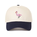 Dettaglio del ricamo a fenicottero su un cappello trucker bicolore in tela di cotone - Beige/Blu Marino