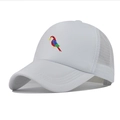 Dettaglio del ricamo a pappagallo colorato su un cappello trucker bianco traspirante - Bianco