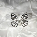 Detalle de una elegante pinza para el cabello de mariposa hueca en aleación de plata - Mariposa Calada Plateada