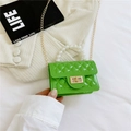 Bolso verde con diseño de rombos, asa de perlas y correa de cadena dorada - Verde