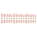 Unghie finte a mandorla rosa con fiori 3D bianchi e strass esposte su supporto bianco - 30 Pezzi/Striscia / Rosa Nudo Floreale 3D In Striscia (B1-14074)