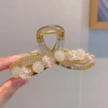 Haarklammer aus bernsteinfarbenem Harz mit weißen Kamelien, Perlen und Gold-Strass - Bernsteinfarbene Kamelien-Haarklammer