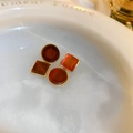 Orecchini geometrici vintage con intarsio in resina ambra marrone e montatura dorata - Orecchini a lobo asimmetrici quadrati e tondi con perno in argento