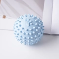 Haltbarer hellblauer Kau-Ball für Haustiere mit TPR-Noppen und geprägtem Pfotenmuster - Spike Molar Ball / 6cm (40g) / Blau