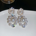 Dettaglio macro di orecchini di perle con zirconi brillanti e design a doppio cerchio - Argento & Bianco (Silver Earring Post)