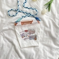 Détail du mini sac en toile blanche avec graffitis colorés et anse en corde tressée - Style 2024 (Corde Tressée Bleu Vert) / 2024 Blanc
