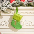 Chaussette de Noël en tricot vert avec lettre K pailletée et fausse fourrure sur cheminée - Lettre X
