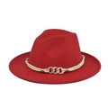 Detail eines roten Fedora-Wollhuts mit weißem Seilband und goldener Metallschnalle - Dunkelrot Mit Goldkette