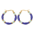Dettaglio di orecchini a cerchio stile bambù con smalto blu e verde menta boho - Verde Chiaro Blu Reale
