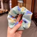 Dettaglio dell'elastico per capelli azzurro con stampa floreale in morbido raso - Fiore Verde Chiaro