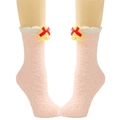 Detail von rosa Korallenvlies-Socken mit Pelzbesatz und gelben Glockenverzierung - Glocke / Rosa