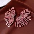 Vue détaillée des boucles d'oreilles en forme d'éventail avec strass roses et métal doré - Style Strass Rose Base Dorée