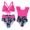 Detalle del bikini rosa fucsia y bañador de niña con estampado floral tropical - S (Adulto) / Rosa Fuerte/Estampado Floral